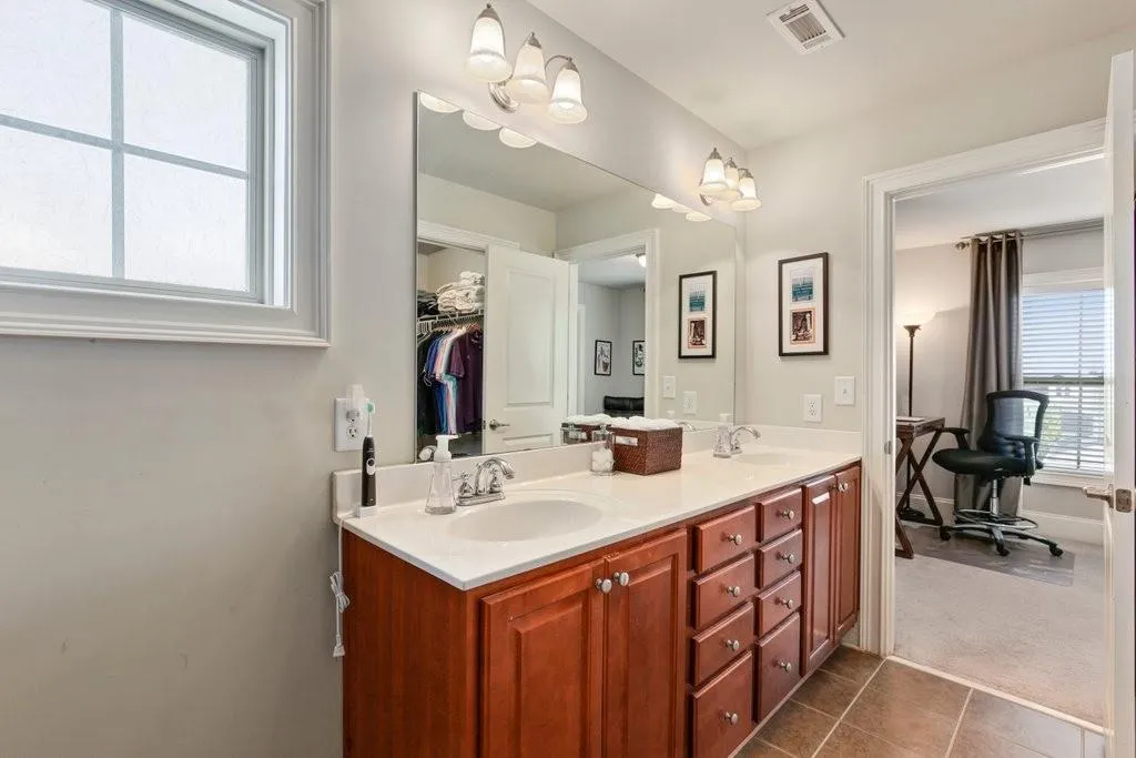 753 Berrydale Drive, Sandy Springs, Georgia 30328, 2 Bedrooms Bedrooms, ,2 BathroomsBathrooms,Residential,Sold,753 Berrydale Drive,6930047