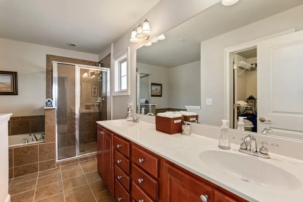 753 Berrydale Drive, Sandy Springs, Georgia 30328, 2 Bedrooms Bedrooms, ,2 BathroomsBathrooms,Residential,Sold,753 Berrydale Drive,6930047