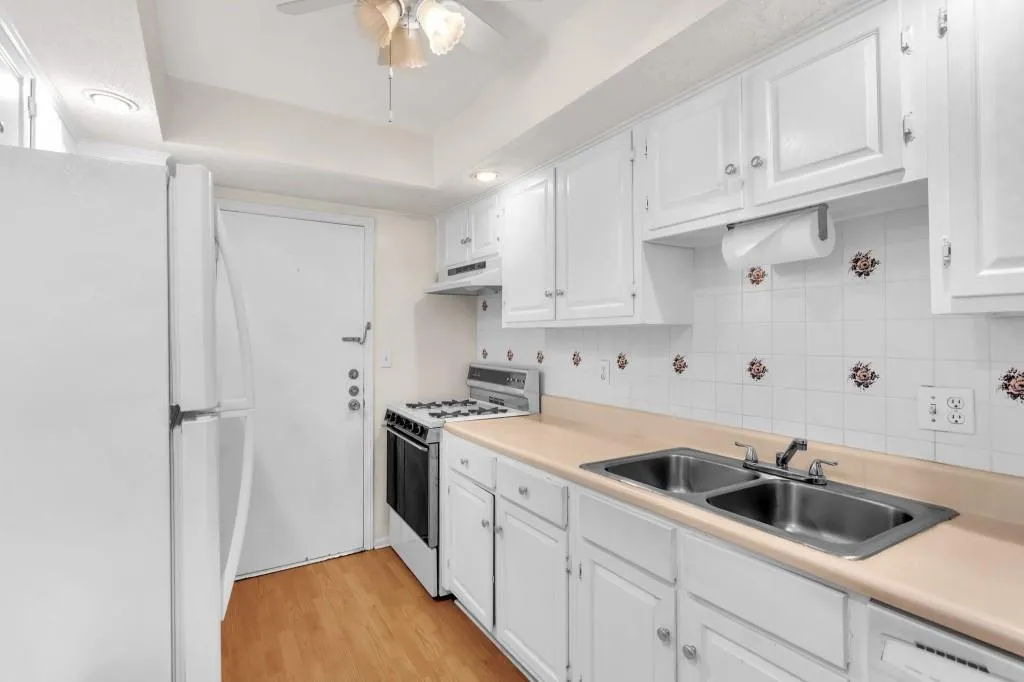 6851 Roswell Road Unit L-13, Sandy Springs, Georgia 30328, 3 Bedrooms Bedrooms, ,2 BathroomsBathrooms,Residential,Sold,6851 Roswell Road Unit L-13,7084099