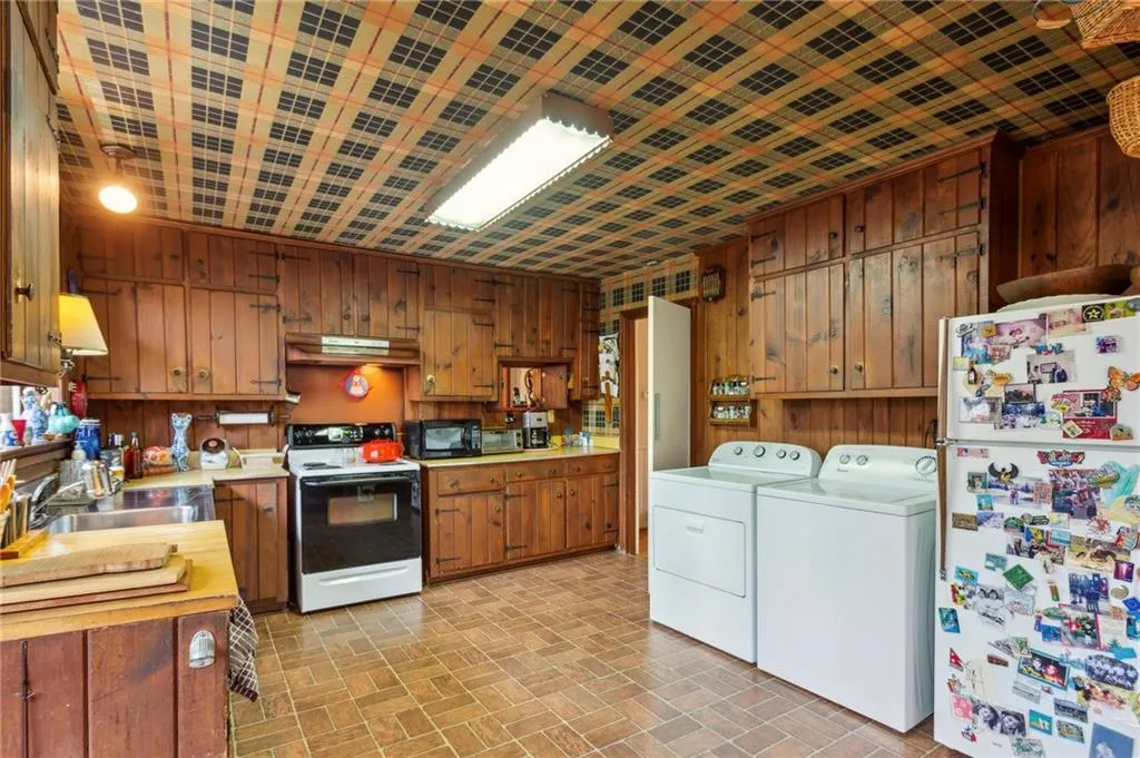 3781 Narmore Drive Ne, Atlanta, Georgia 30319, 4 Bedrooms Bedrooms, ,3 BathroomsBathrooms,Residential,For Sale,3781 Narmore Drive Ne,7631702