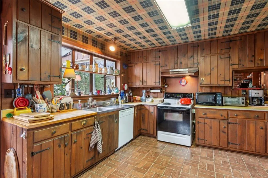 3781 Narmore Drive Ne, Atlanta, Georgia 30319, 3 Bedrooms Bedrooms, ,3 BathroomsBathrooms,Residential,For Sale,3781 Narmore Drive Ne,7631702