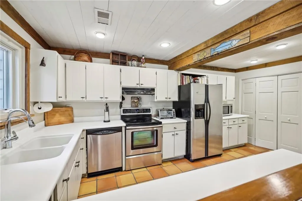 1053 Riverbend Club Drive Se, Atlanta, Georgia 30339, 2 Bedrooms Bedrooms, ,2 BathroomsBathrooms,Residential,For Sale,1053 Riverbend Club Drive Se,7477233