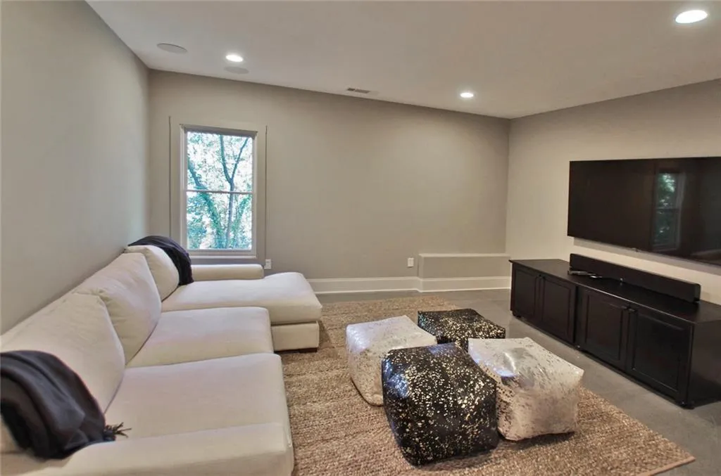 780 Starlight Drive, Atlanta, Georgia 30342, 6 Bedrooms Bedrooms, ,6 BathroomsBathrooms,Residential,Sold,780 Starlight Drive,6545678