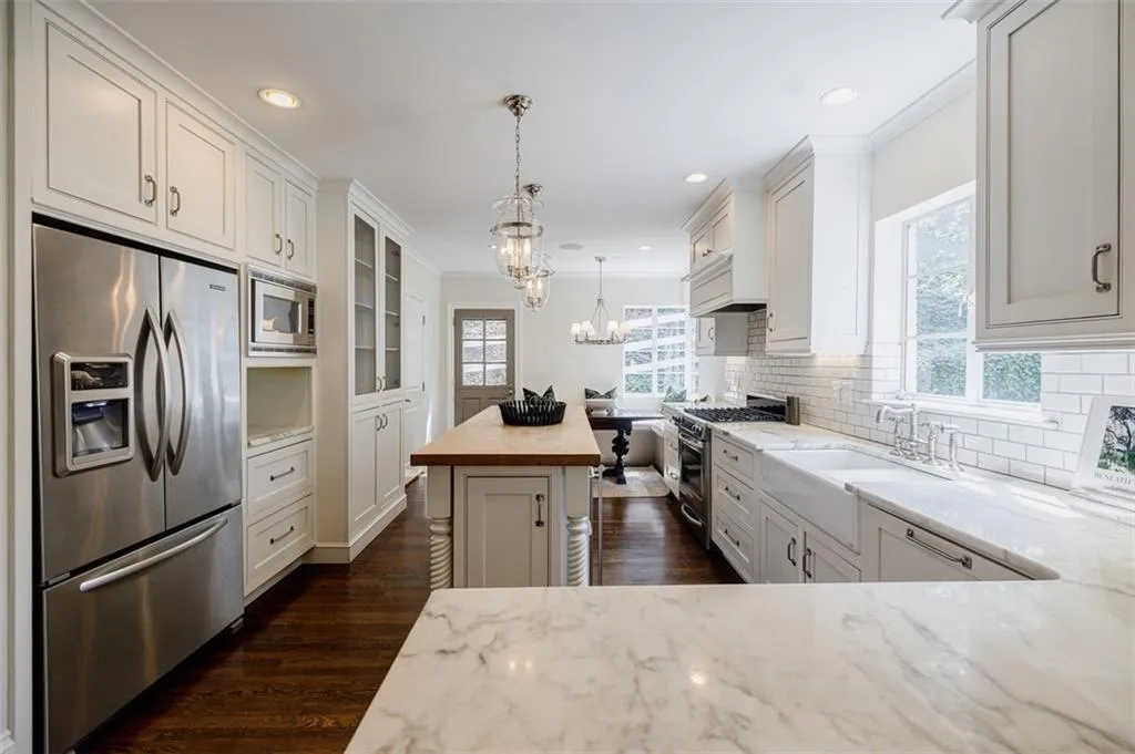 Direct entry from 2 car garage to kitchen
