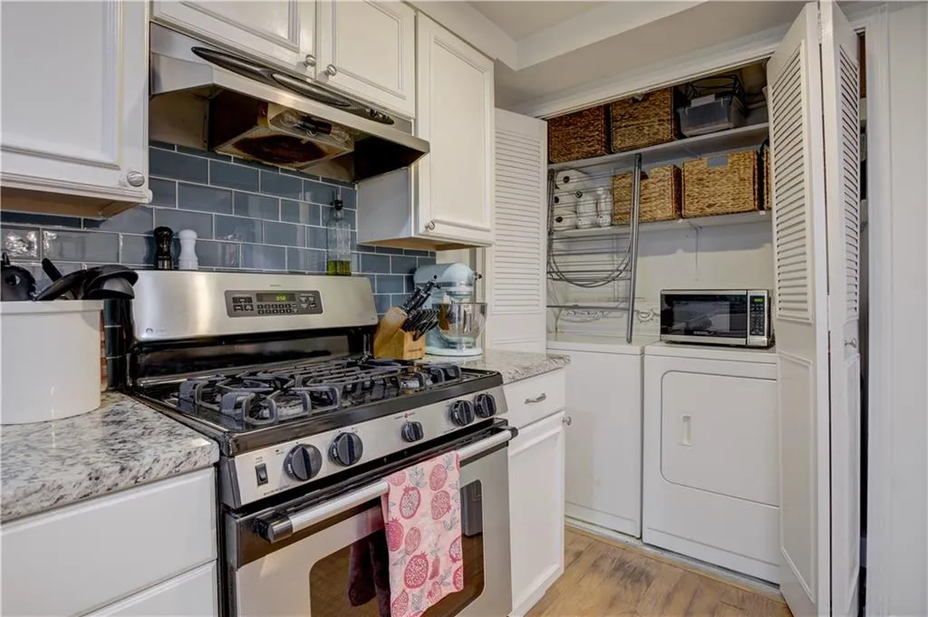 5400 Roswell Road Unit J4, Sandy Springs, Georgia 30342, 3 Bedrooms Bedrooms, ,2 BathroomsBathrooms,Residential,Sold,5400 Roswell Road Unit J4,7232218