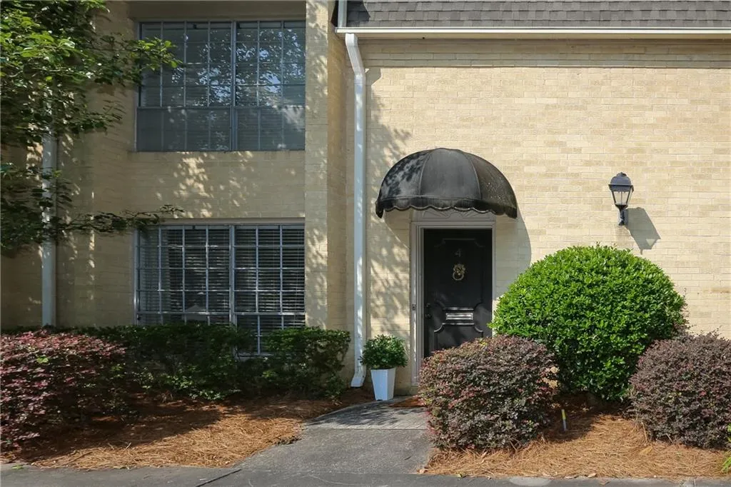 5400 Roswell Road Unit J4, Sandy Springs, Georgia 30342, 3 Bedrooms Bedrooms, ,2 BathroomsBathrooms,Residential,Sold,5400 Roswell Road Unit J4,7232218