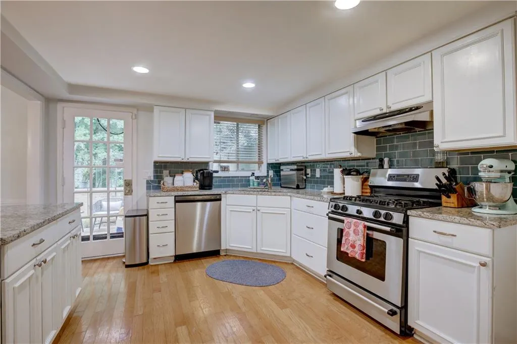 5400 Roswell Road Unit J4, Sandy Springs, Georgia 30342, 3 Bedrooms Bedrooms, ,2 BathroomsBathrooms,Residential,Sold,5400 Roswell Road Unit J4,7232218