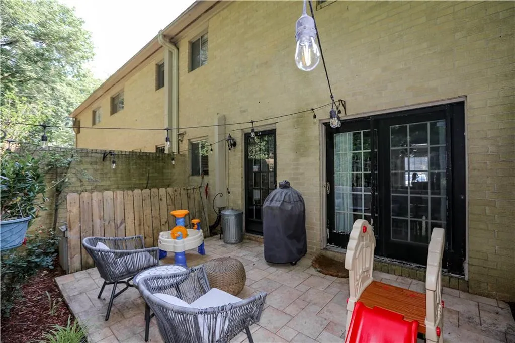 5400 Roswell Road Unit J4, Sandy Springs, Georgia 30342, 3 Bedrooms Bedrooms, ,2 BathroomsBathrooms,Residential,Sold,5400 Roswell Road Unit J4,7232218