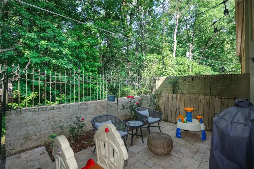 5400 Roswell Road Unit J4, Sandy Springs, Georgia 30342, 3 Bedrooms Bedrooms, ,2 BathroomsBathrooms,Residential,Sold,5400 Roswell Road Unit J4,7232218