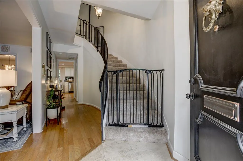 5400 Roswell Road Unit J4, Sandy Springs, Georgia 30342, 3 Bedrooms Bedrooms, ,2 BathroomsBathrooms,Residential,Sold,5400 Roswell Road Unit J4,7232218