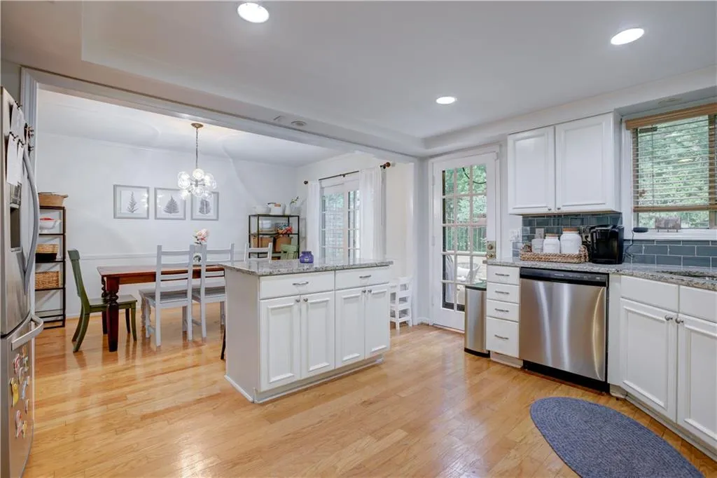 5400 Roswell Road Unit J4, Sandy Springs, Georgia 30342, 3 Bedrooms Bedrooms, ,2 BathroomsBathrooms,Residential,Sold,5400 Roswell Road Unit J4,7232218