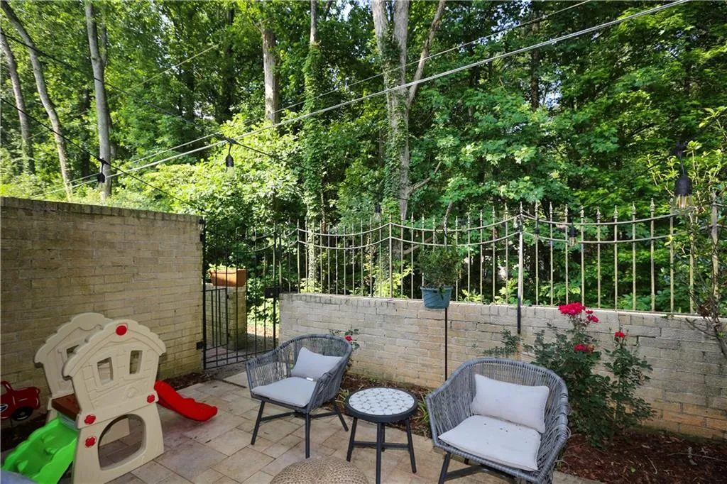 5400 Roswell Road Unit J4, Sandy Springs, Georgia 30342, 3 Bedrooms Bedrooms, ,2 BathroomsBathrooms,Residential,Sold,5400 Roswell Road Unit J4,7232218