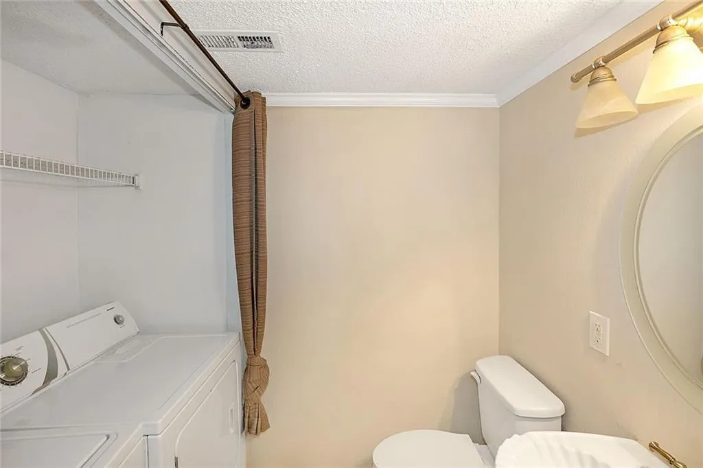 6900 Roswell Road Unit B1, Atlanta, Georgia 30328, 2 Bedrooms Bedrooms, ,2 BathroomsBathrooms,Residential,Sold,6900 Roswell Road Unit B1,6822855