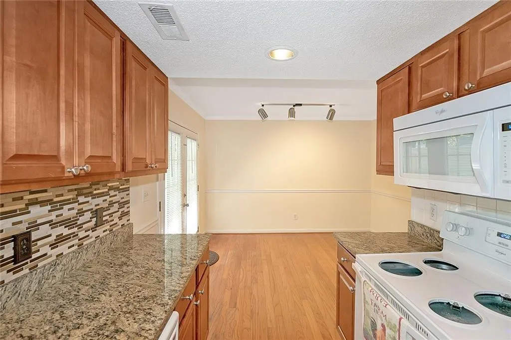6900 Roswell Road Unit B1, Atlanta, Georgia 30328, 2 Bedrooms Bedrooms, ,2 BathroomsBathrooms,Residential,Sold,6900 Roswell Road Unit B1,6822855