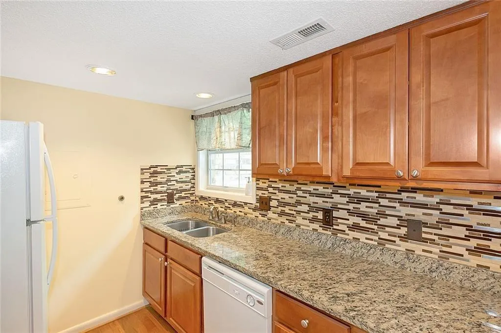 6900 Roswell Road Unit B1, Atlanta, Georgia 30328, 2 Bedrooms Bedrooms, ,2 BathroomsBathrooms,Residential,Sold,6900 Roswell Road Unit B1,6822855