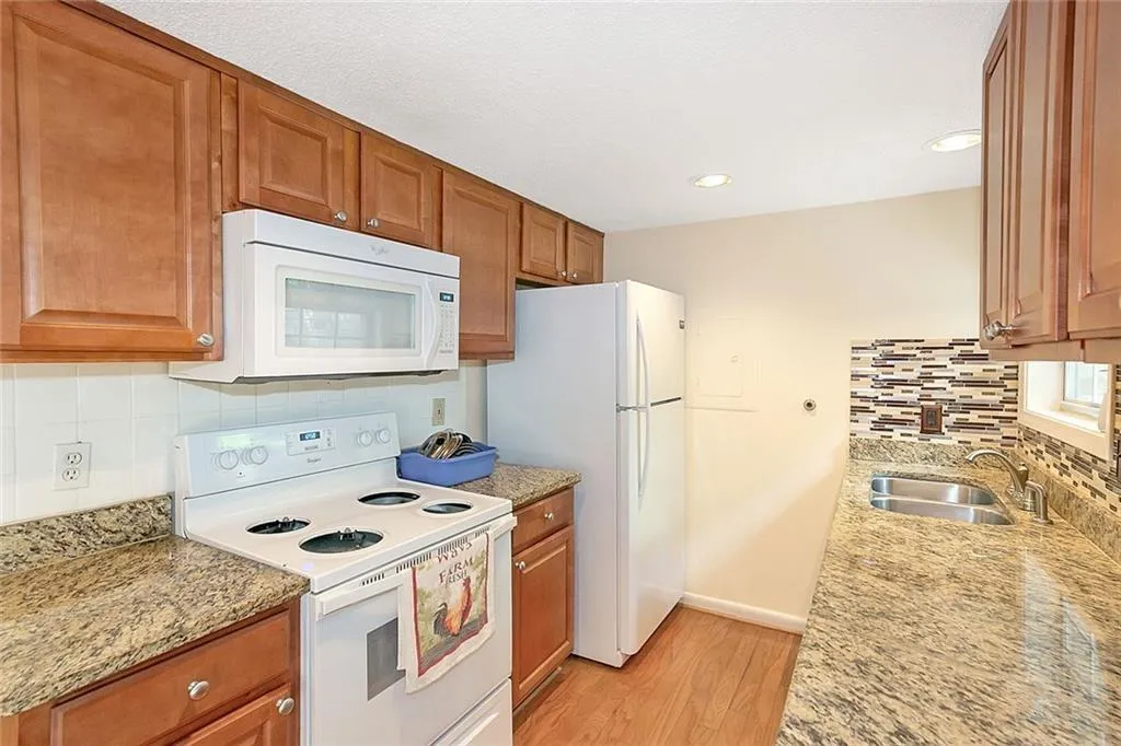 6900 Roswell Road Unit B1, Atlanta, Georgia 30328, 2 Bedrooms Bedrooms, ,2 BathroomsBathrooms,Residential,Sold,6900 Roswell Road Unit B1,6822855