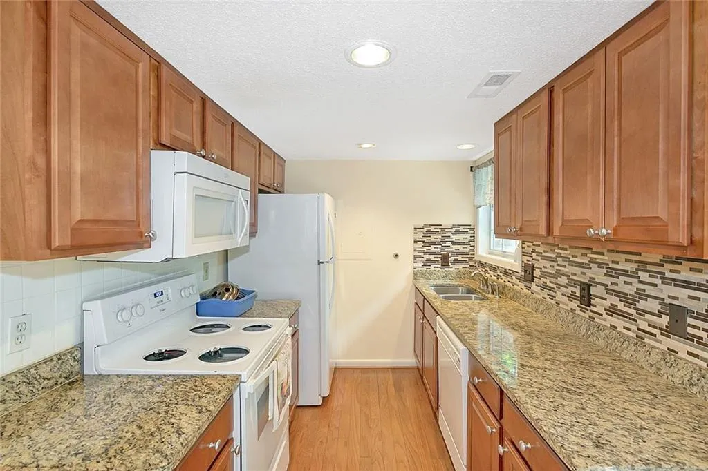 6900 Roswell Road Unit B1, Atlanta, Georgia 30328, 2 Bedrooms Bedrooms, ,2 BathroomsBathrooms,Residential,Sold,6900 Roswell Road Unit B1,6822855