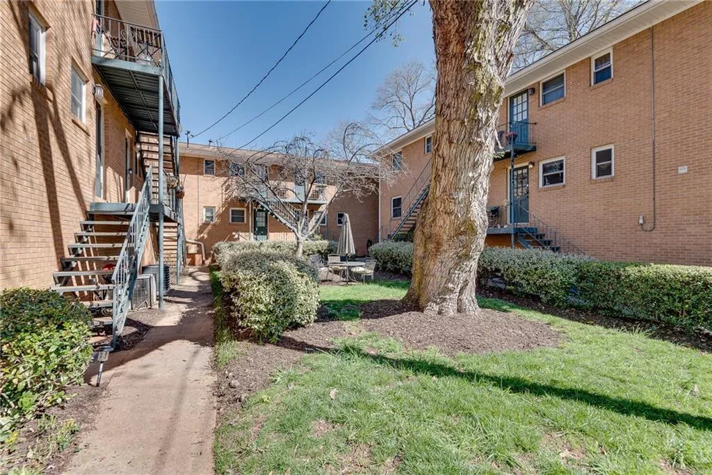 3510 Roswell Road Unit H1, Atlanta, Georgia 30326, 2 Bedrooms Bedrooms, 0 ,2 BathroomsBathrooms,Residential,For Sale,3510 Roswell Road Unit H1,7794161