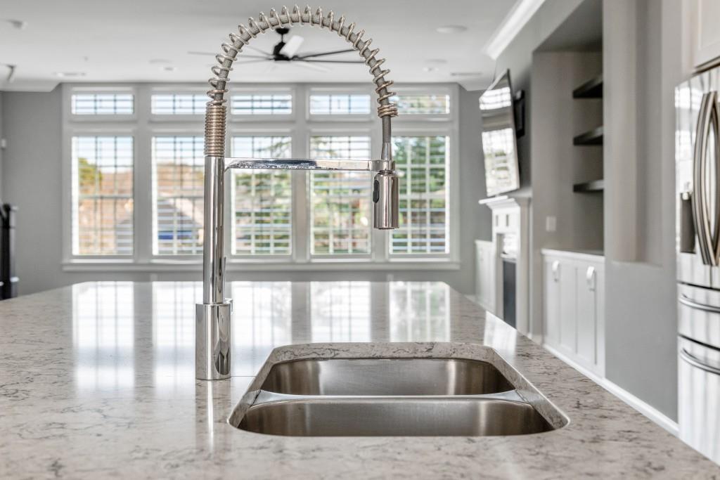 Elegant pull-down kitchen faucet