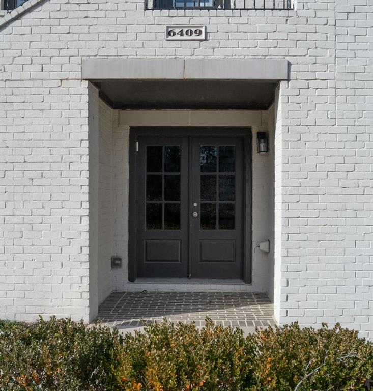 Entry to studio/loft on lower level (1ST FLR)