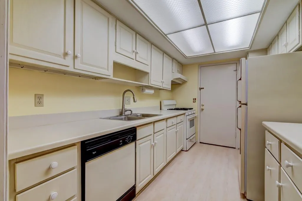 6851 Roswell Road Unit F17, Atlanta, Georgia 30328, 2 Bedrooms Bedrooms, ,2 BathroomsBathrooms,Residential,Sold,6851 Roswell Road Unit F17,5994644