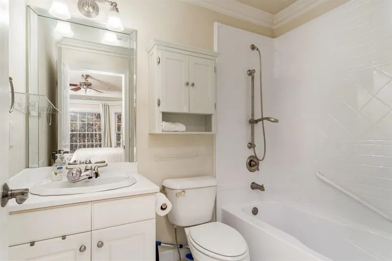 6375 Glenridge Drive Ne Unit 300, Sandy Springs, Georgia 30328, 4 Bedrooms Bedrooms, ,4 BathroomsBathrooms,Residential,Sold,6375 Glenridge Drive Ne Unit 300,6651465