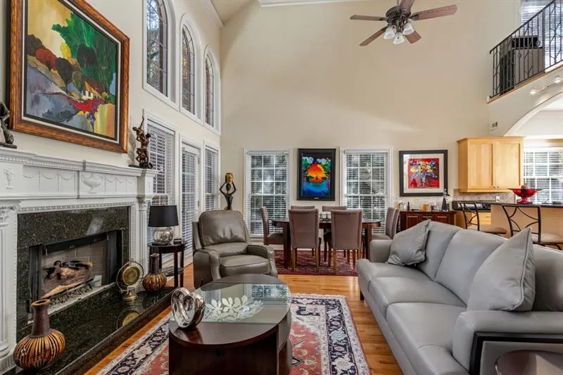 6375 Glenridge Drive Ne Unit 300, Sandy Springs, Georgia 30328, 4 Bedrooms Bedrooms, ,4 BathroomsBathrooms,Residential,Sold,6375 Glenridge Drive Ne Unit 300,6651465