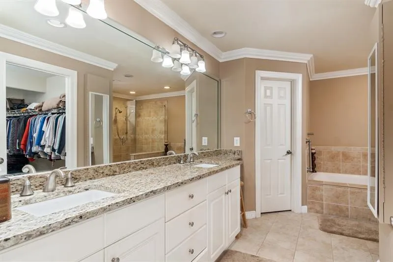 6375 Glenridge Drive Ne Unit 300, Sandy Springs, Georgia 30328, 4 Bedrooms Bedrooms, ,4 BathroomsBathrooms,Residential,Sold,6375 Glenridge Drive Ne Unit 300,6651465