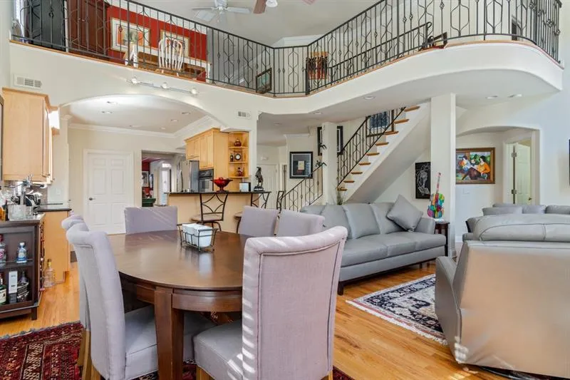 6375 Glenridge Drive Ne Unit 300, Sandy Springs, Georgia 30328, 4 Bedrooms Bedrooms, ,4 BathroomsBathrooms,Residential,Sold,6375 Glenridge Drive Ne Unit 300,6651465