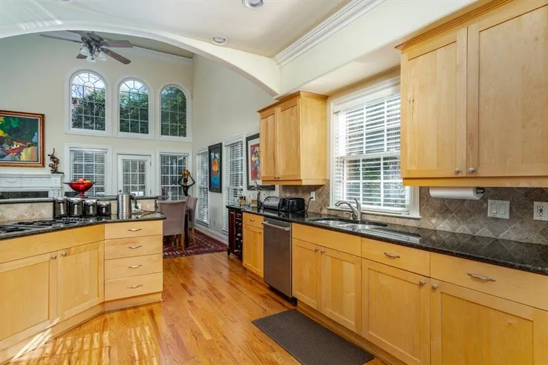 6375 Glenridge Drive Ne Unit 300, Sandy Springs, Georgia 30328, 4 Bedrooms Bedrooms, ,4 BathroomsBathrooms,Residential,Sold,6375 Glenridge Drive Ne Unit 300,6651465