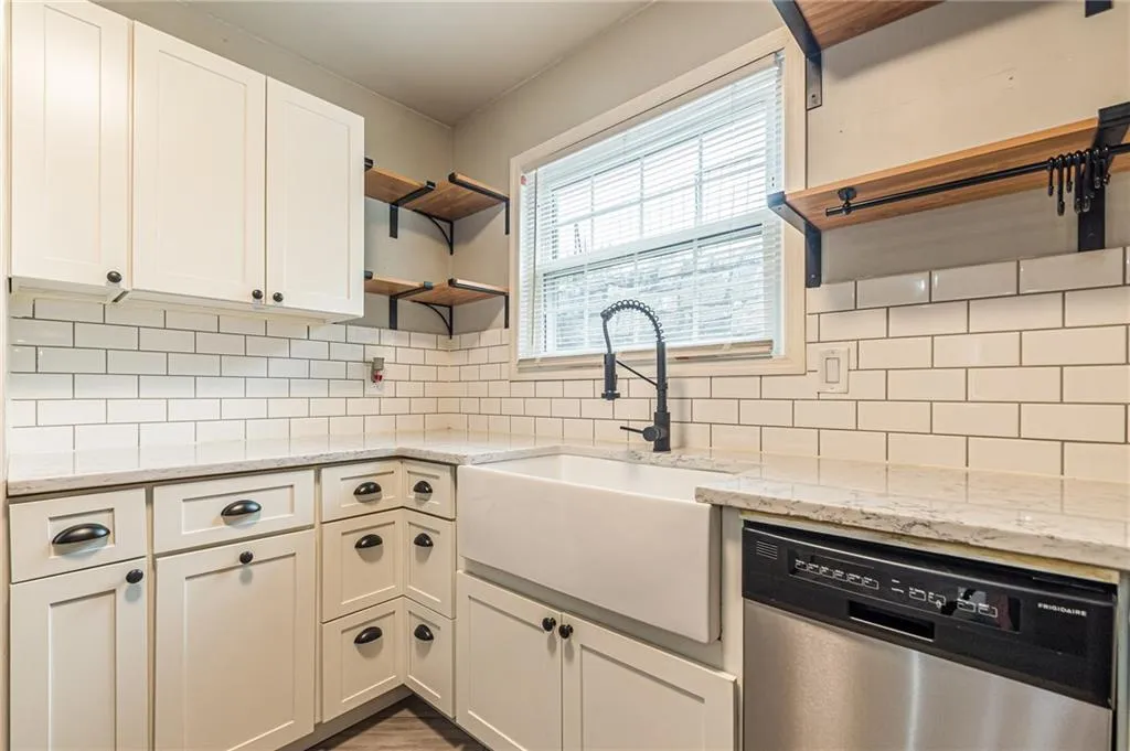 5569 Kingport Drive, Atlanta, Georgia 30342, 2 Bedrooms Bedrooms, ,1 BathroomBathrooms,Residential,Sold,5569 Kingport Drive,7269951