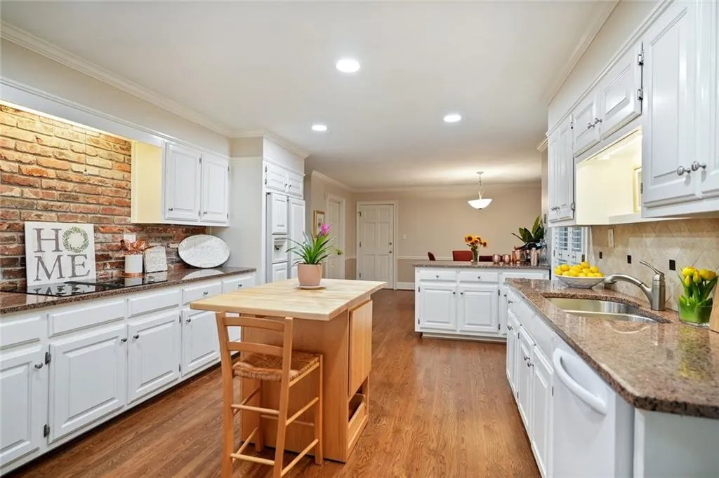 2850 Spalding Drive, Sandy Springs, Georgia 30350, 4 Bedrooms Bedrooms, ,4 BathroomsBathrooms,Residential,Sold,2850 Spalding Drive,6947855