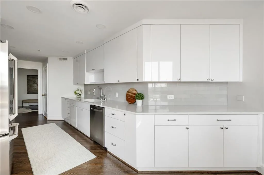 2660 Peachtree Road Nw Unit 25h, Atlanta, Georgia 30305, 2 Bedrooms Bedrooms, ,2 BathroomsBathrooms,Residential,For Sale,2660 Peachtree Road Nw Unit 25h,7518551