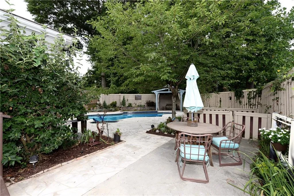 130 Belmont Trace Nw, Sandy Springs, Georgia 30328, 3 Bedrooms Bedrooms, ,2 BathroomsBathrooms,Residential,Sold,130 Belmont Trace Nw,5716629