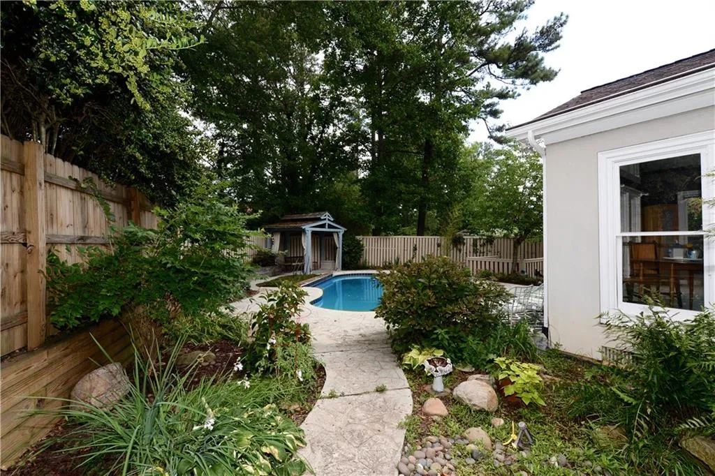 130 Belmont Trace Nw, Sandy Springs, Georgia 30328, 3 Bedrooms Bedrooms, ,2 BathroomsBathrooms,Residential,Sold,130 Belmont Trace Nw,5716629