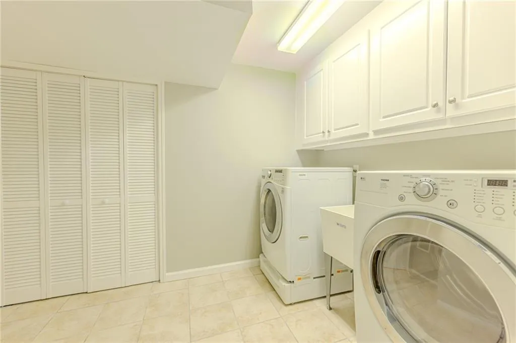 7680 Jett Ferry Road, Atlanta, Georgia 30350, 5 Bedrooms Bedrooms, ,3 BathroomsBathrooms,Residential,For Sale,7680 Jett Ferry Road,7669141