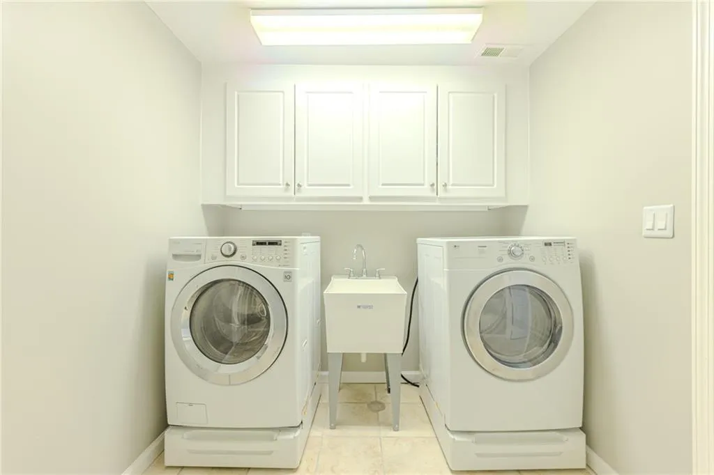 7680 Jett Ferry Road, Atlanta, Georgia 30350, 5 Bedrooms Bedrooms, ,3 BathroomsBathrooms,Residential,For Sale,7680 Jett Ferry Road,7669141