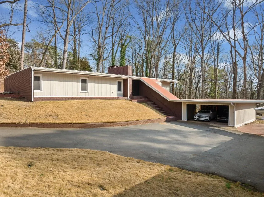 1300 Indian Trail Nw, Atlanta, Georgia 30327, 5 Bedrooms Bedrooms, ,4 BathroomsBathrooms,Residential,Sold,1300 Indian Trail Nw,7521473