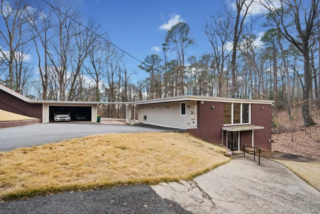 1300 Indian Trail Nw, Atlanta, Georgia 30327, 5 Bedrooms Bedrooms, ,4 BathroomsBathrooms,Residential,Sold,1300 Indian Trail Nw,7521473