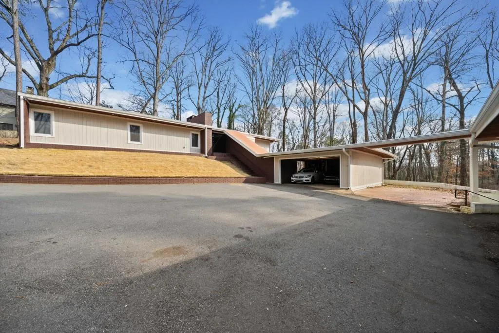 1300 Indian Trail Nw, Atlanta, Georgia 30327, 5 Bedrooms Bedrooms, ,4 BathroomsBathrooms,Residential,Sold,1300 Indian Trail Nw,7521473