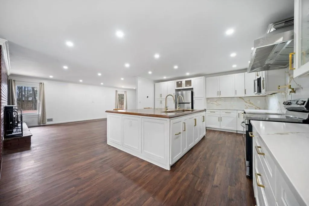 1300 Indian Trail Nw, Atlanta, Georgia 30327, 5 Bedrooms Bedrooms, ,4 BathroomsBathrooms,Residential,Sold,1300 Indian Trail Nw,7521473
