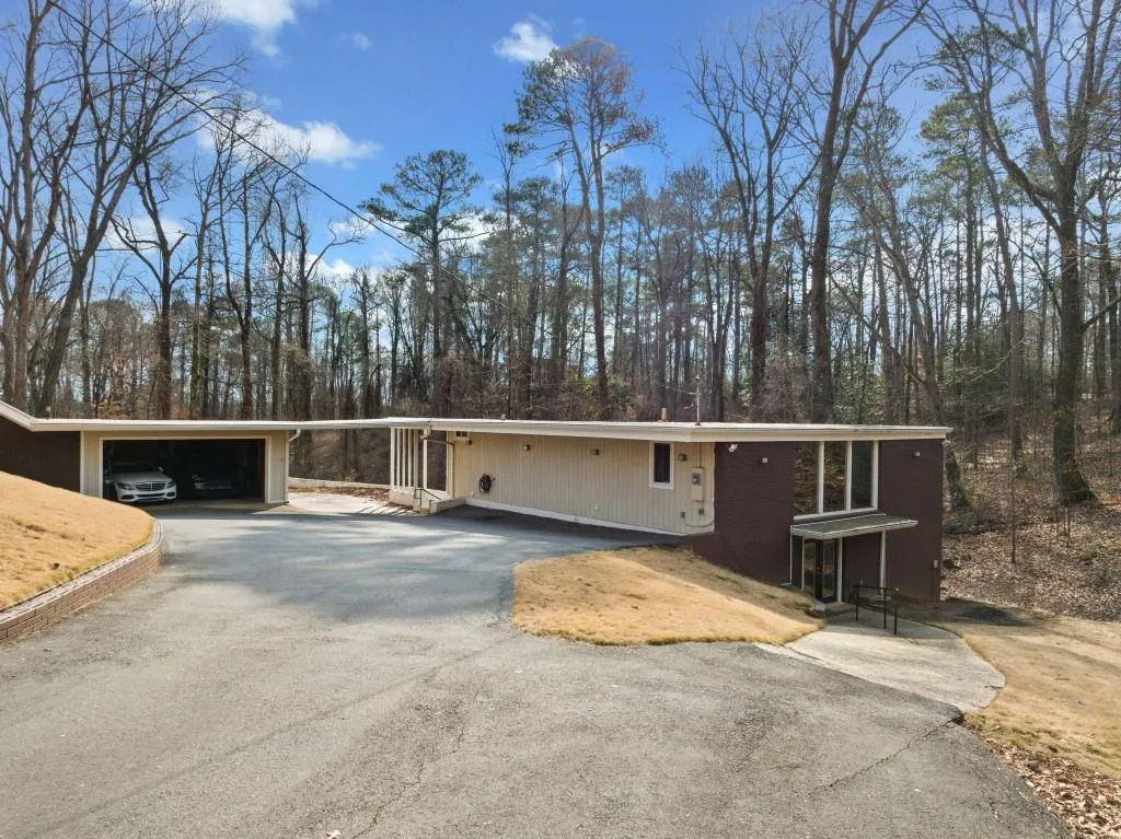 1300 Indian Trail Nw, Atlanta, Georgia 30327, 5 Bedrooms Bedrooms, ,4 BathroomsBathrooms,Residential,Sold,1300 Indian Trail Nw,7521473