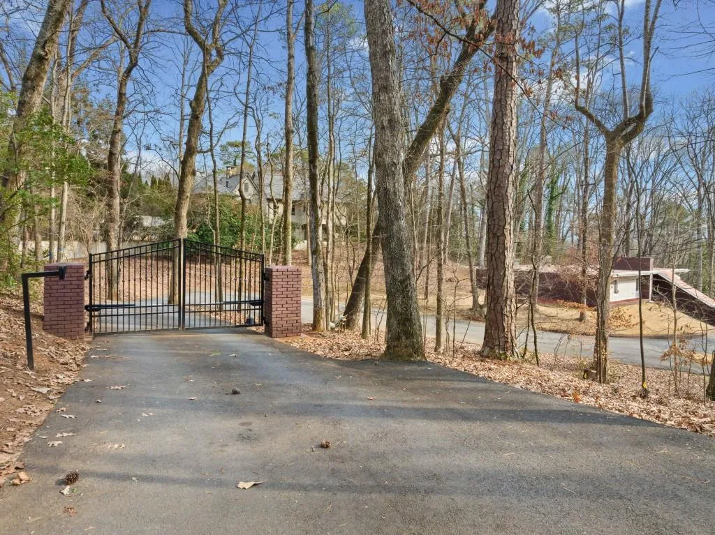 1300 Indian Trail Nw, Atlanta, Georgia 30327, 5 Bedrooms Bedrooms, ,4 BathroomsBathrooms,Residential,Sold,1300 Indian Trail Nw,7521473