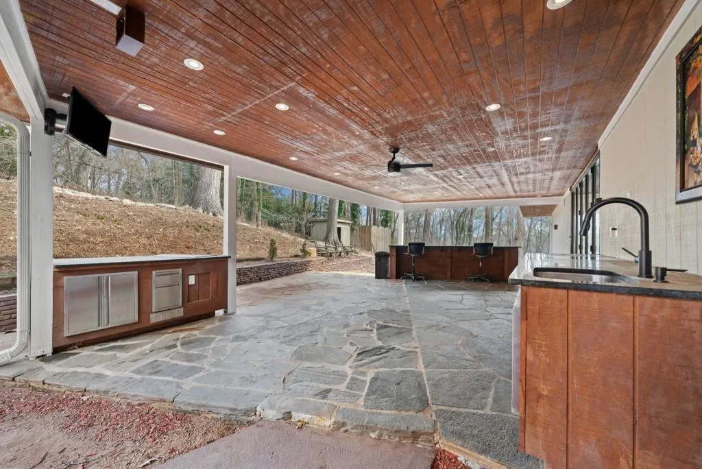 1300 Indian Trail Nw, Atlanta, Georgia 30327, 5 Bedrooms Bedrooms, ,4 BathroomsBathrooms,Residential,Sold,1300 Indian Trail Nw,7521473
