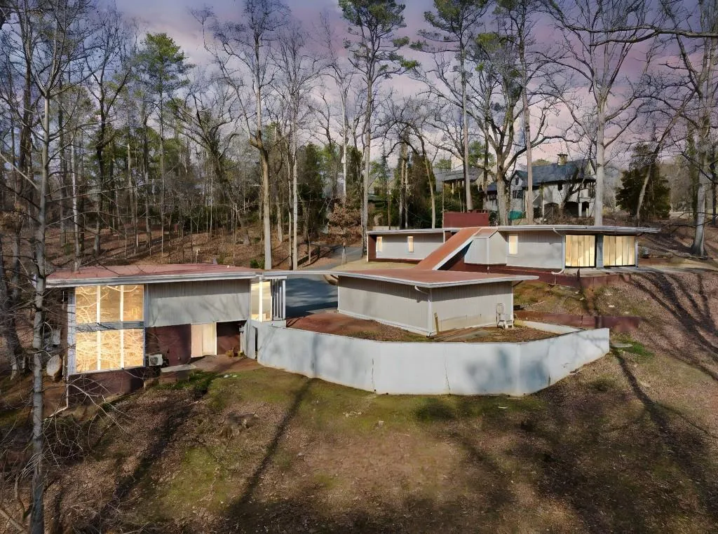 1300 Indian Trail Nw, Atlanta, Georgia 30327, 5 Bedrooms Bedrooms, ,4 BathroomsBathrooms,Residential,Sold,1300 Indian Trail Nw,7521473