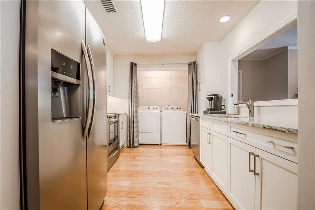 111 Abingdon Way, Sandy Springs, Georgia 30328, 2 Bedrooms Bedrooms, ,2 BathroomsBathrooms,Residential,Sold,111 Abingdon Way,5998765