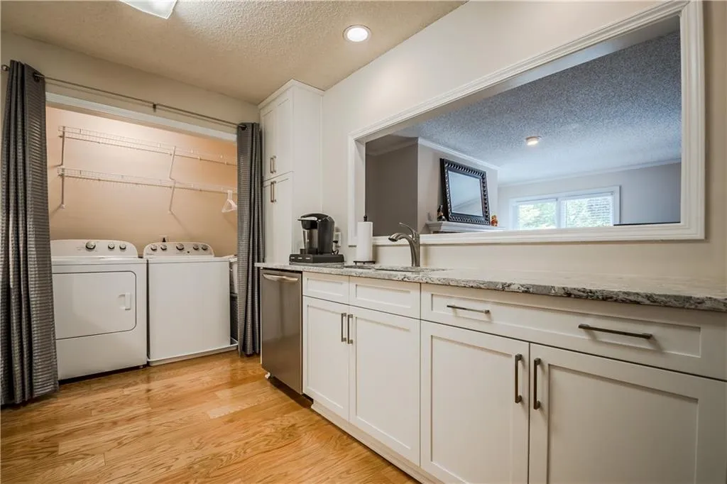 111 Abingdon Way, Sandy Springs, Georgia 30328, 2 Bedrooms Bedrooms, ,2 BathroomsBathrooms,Residential,Sold,111 Abingdon Way,5998765