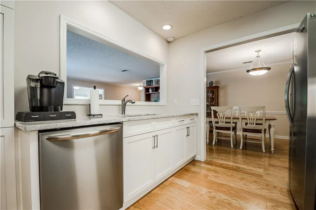 111 Abingdon Way, Sandy Springs, Georgia 30328, 2 Bedrooms Bedrooms, ,2 BathroomsBathrooms,Residential,Sold,111 Abingdon Way,5998765