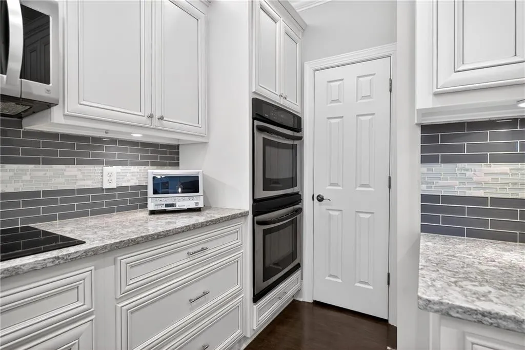 5492 Glenridge Drive Unit 580, Sandy Springs, Georgia 30342, 4 Bedrooms Bedrooms, ,3 BathroomsBathrooms,Residential,For Sale,5492 Glenridge Drive Unit 580,7740522