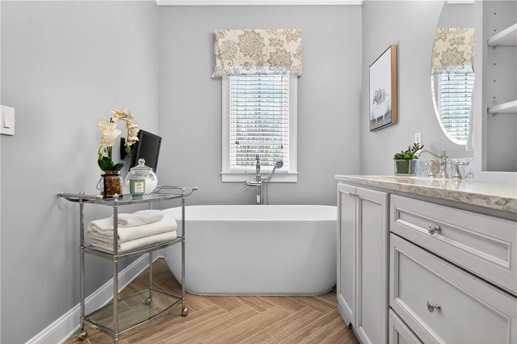 5492 Glenridge Drive Unit 580, Sandy Springs, Georgia 30342, 4 Bedrooms Bedrooms, ,3 BathroomsBathrooms,Residential,For Sale,5492 Glenridge Drive Unit 580,7740522